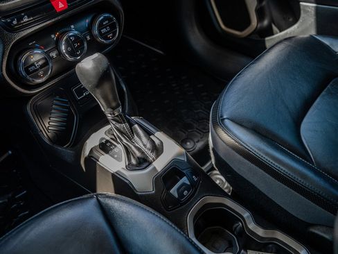 Used 2016 Jeep Renegade Limited image 22