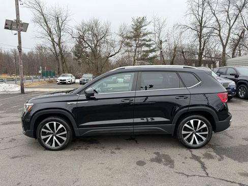 Used 2023 Volkswagen Taos SE w/ Panoramic Sunroof Package AWD/4WD image 4
