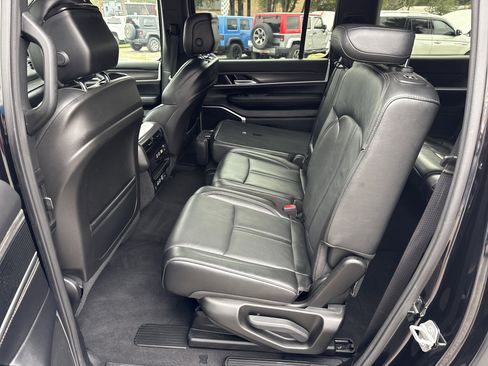 Used 2023 Jeep Wagoneer L Series III w/ Preferred Equipment Group image 10