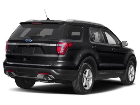 Used 2018 Ford Explorer XLT w/ Equipment Group 202A FWD image 2