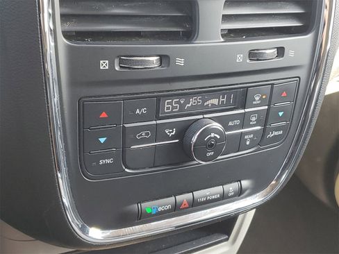 Used 2016 Chrysler Town & Country Touring image 29