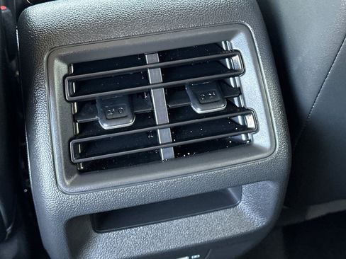 Used 2025 Volkswagen Tiguan SE FWD image 15