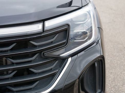 Certified 2025 Volkswagen Atlas Cross Sport SE FWD image 10