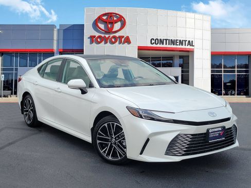 Used 2026 Toyota Camry XLE AWD/4WD image 2