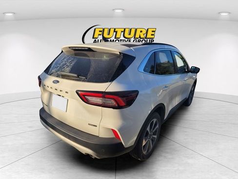 Used 2023 Ford Escape Platinum AWD/4WD image 3