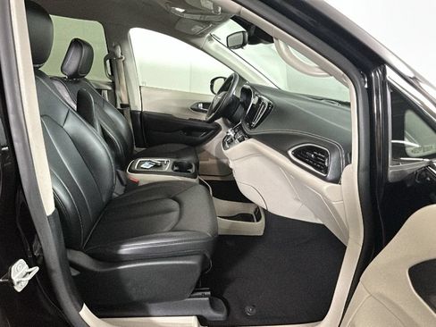 Used 2024 Chrysler Pacifica Limited FWD image 34