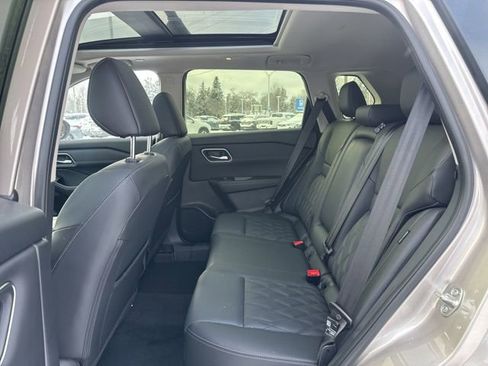 Used 2025 Nissan Rogue Platinum image 8