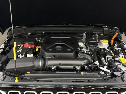 Used 2025 Jeep Wrangler Unlimited Sahara w/ Safety Group image 19