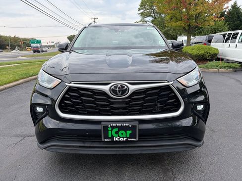 Used 2021 Toyota Highlander XLE image 3