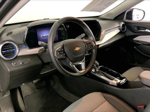 Used 2025 Chevrolet Trax LT w/ LT Convenience Package FWD image 14