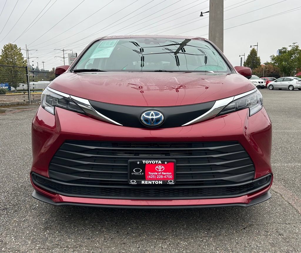 Certified 2024 Toyota Sienna LE AWD/4WD image 2
