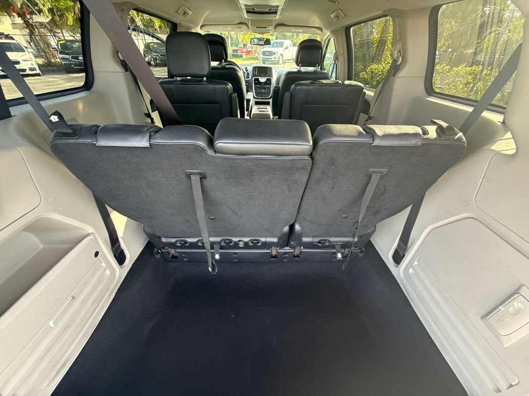 Used 2014 Chrysler Town & Country Touring FWD image 14
