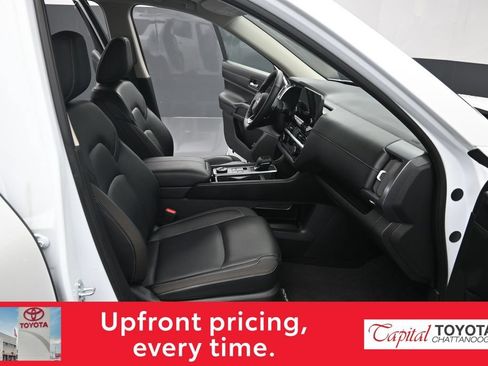 Used 2025 Nissan Pathfinder SL AWD/4WD image 32