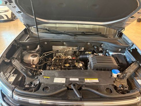 Used 2025 Volkswagen Atlas Cross Sport SE image 32