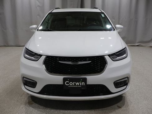 Used 2021 Chrysler Pacifica Touring-L w/ Uconnect Theater Family Group FWD image 8