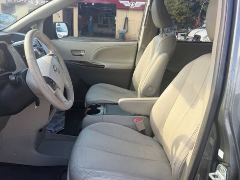 Used 2013 Toyota Sienna XLE FWD image 7