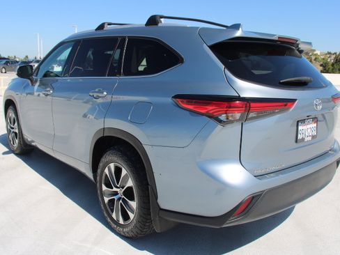 Used 2022 Toyota Highlander XLE AWD/4WD image 5