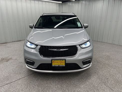 Used 2023 Chrysler Pacifica Touring-L image 2