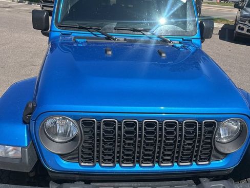 Certified 2025 Jeep Gladiator Sport AWD/4WD image 3