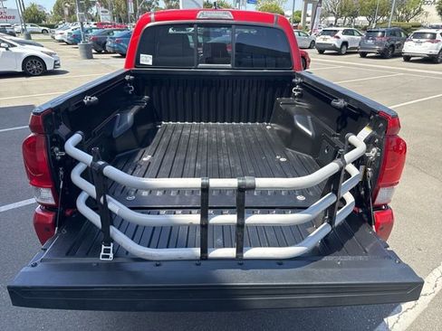 Used 2016 Toyota Tacoma TRD Sport AWD/4WD image 11