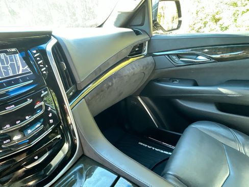 Used 2019 Cadillac Escalade Platinum image 31