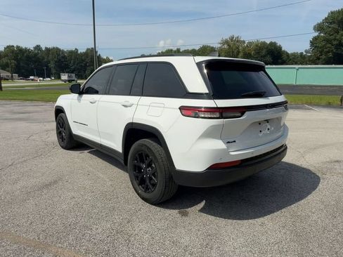 Used 2025 Jeep Grand Cherokee Altitude AWD/4WD image 6