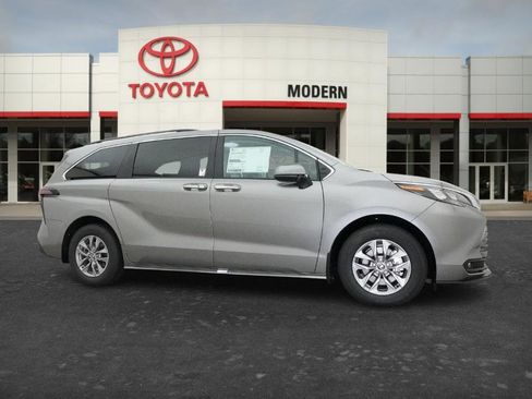 New 2026 Toyota Sienna XLE FWD image 17
