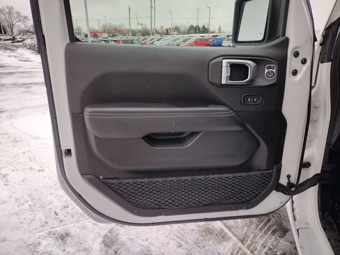 Used 2023 Jeep Wrangler Sahara image 9