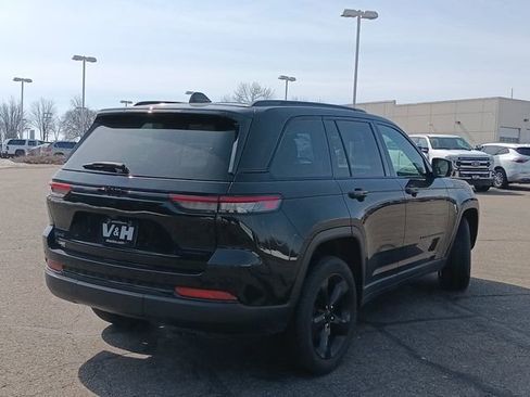 Used 2023 Jeep Grand Cherokee Limited w/ Black Appearance Package image 7