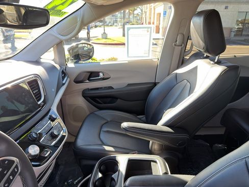 Used 2024 Chrysler Pacifica Touring-L image 15