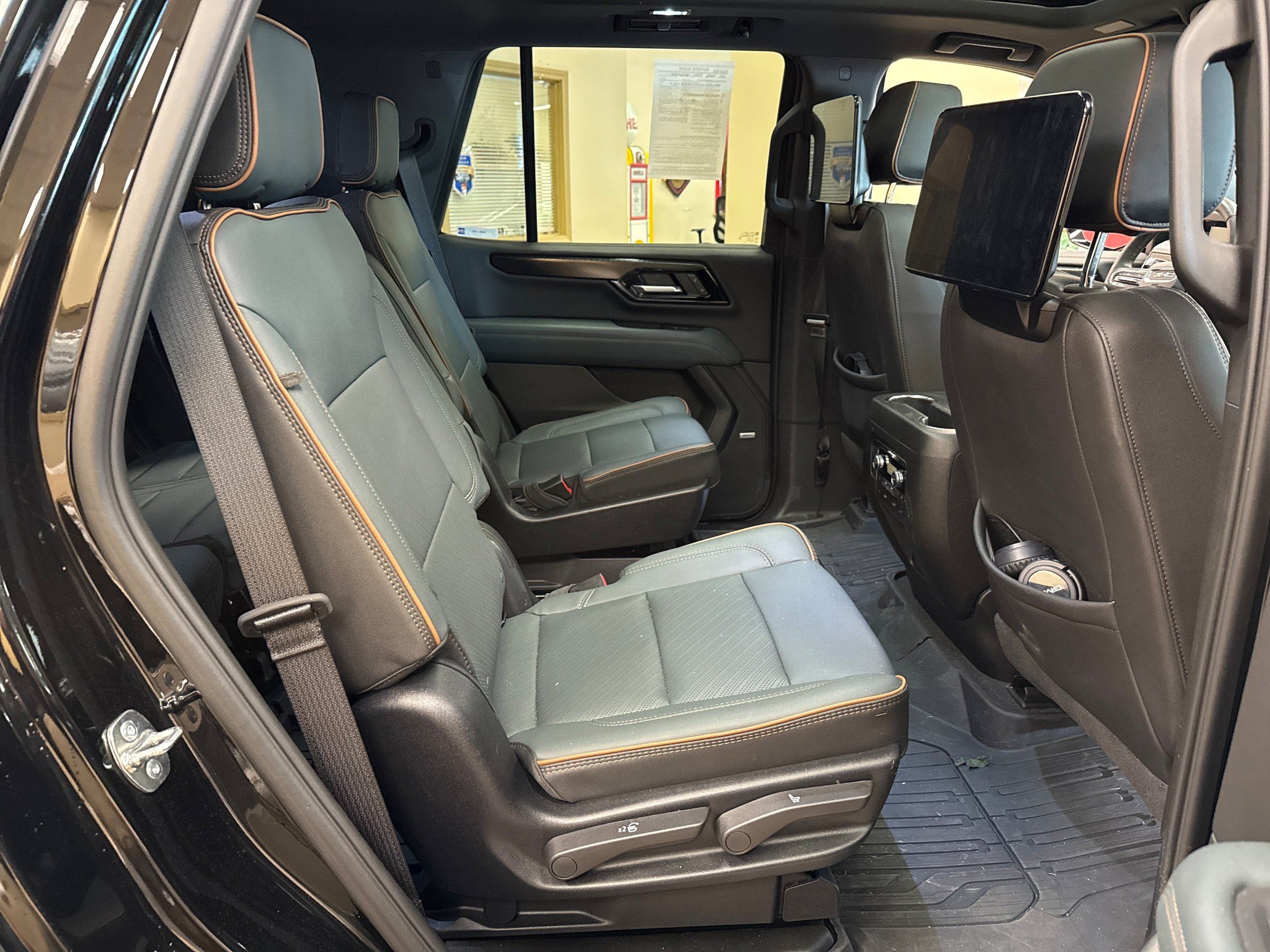 Used 2025 GMC Yukon AT4 w/ AT4 Premium Plus Package AWD/4WD image 17