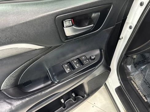 Used 2019 Toyota Highlander SE AWD/4WD image 14