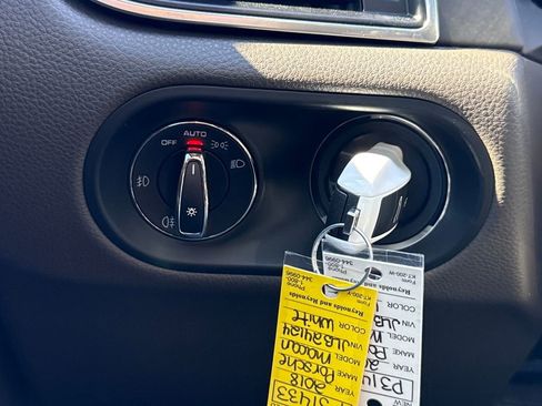 Used 2018 Porsche Macan Base image 24