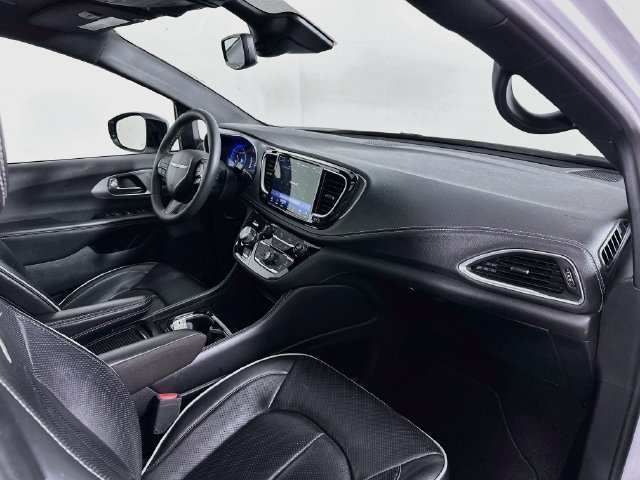 Used 2025 Chrysler Pacifica Limited FWD image 32