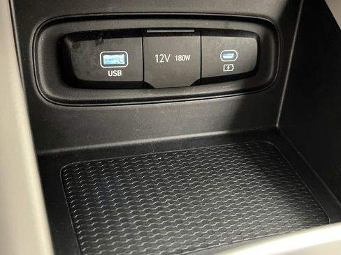 Used 2025 Hyundai Venue SEL FWD image 46