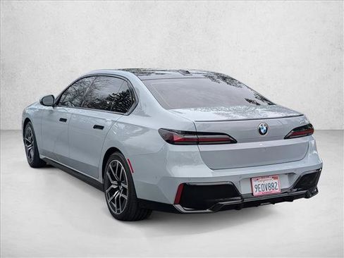 Used 2023 BMW 740i image 10