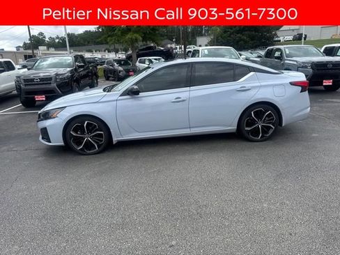 Used 2023 Nissan Altima 2.5 SR w/ SR Premium Package FWD image 6