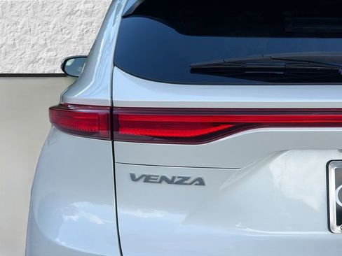 Used 2021 Toyota Venza LE AWD/4WD image 10