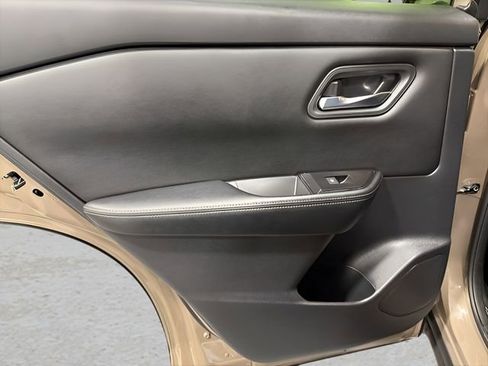 Used 2024 Nissan Rogue SV image 28