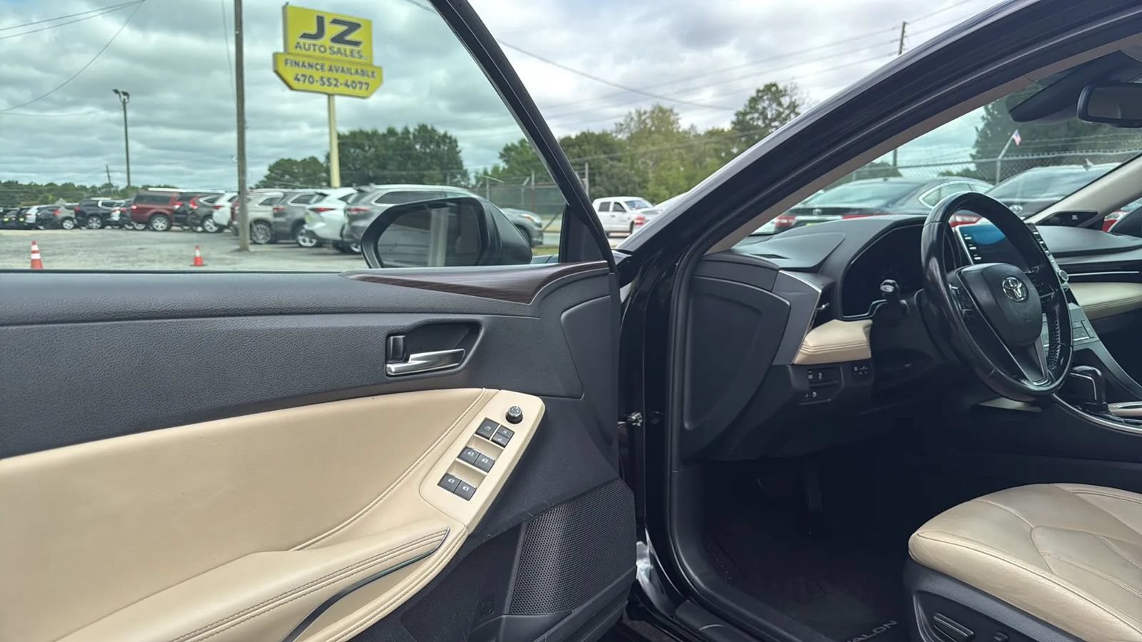 Used 2019 Toyota Avalon XLE w/ Moonroof Package FWD image 10