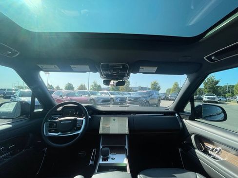 Used 2025 Land Rover Range Rover SE AWD/4WD image 25