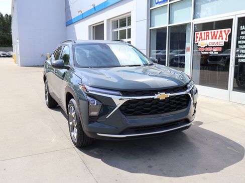 New 2026 Chevrolet Trax LT w/ LT Convenience Package FWD image 2