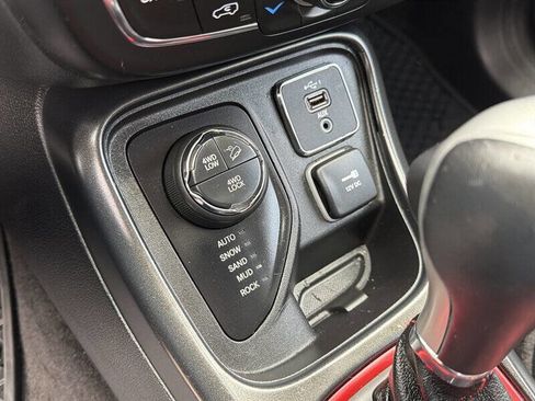 Used 2018 Jeep Compass Trailhawk w/ Leather Interior Group AWD/4WD image 25