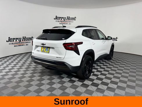 Used 2025 Chevrolet Trax ACTIV w/ Sunroof Package image 7