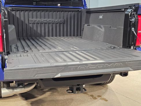 Certified 2025 Toyota Tacoma SR5 AWD/4WD image 18