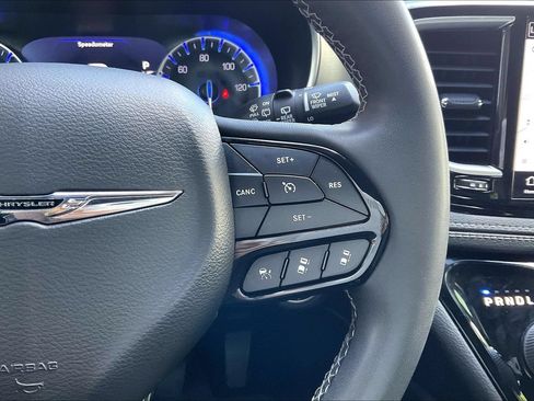 Used 2022 Chrysler Pacifica Limited w/ Uconnect Theater Family Group AWD/4WD image 11