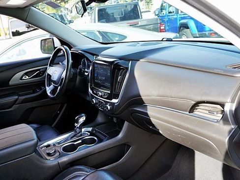 Used 2021 Chevrolet Traverse LT image 9