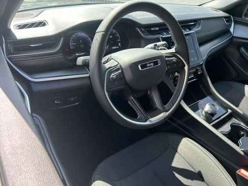 Used 2025 Jeep Grand Cherokee Laredo w/ Luxury Tech Group I AWD/4WD image 8