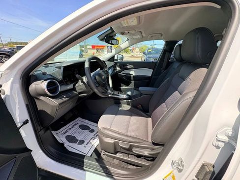 Used 2025 Chevrolet Trax LT FWD image 17