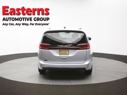 Used 2024 Chrysler Pacifica Touring-L FWD image 37